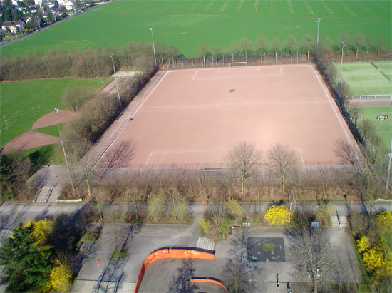 Schulzentrum Lohfeld, Sportplätze: Leichtathletik-Platz, Ascheplatz, Tennisplatz