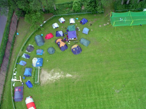 Zelte auf Sportplatz
