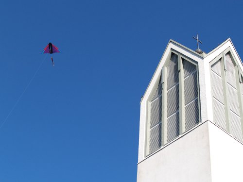 Deltadrachen mit Auto-KAP-Rig über Kirchturm von Retzen